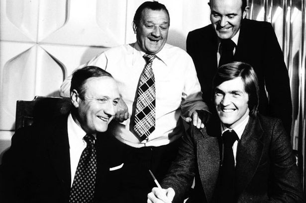 Tháng 8/1977: Chữ ký là khởi đầu của một huyền thoại. Kenny Dalglish chuyển từ Celtic sang Liverpool với bản hợp đồng kỷ lục thời bấy giờ, 400.000 bảng Anh. Nhiệm vụ thì rất nặng nề, thay thế tượng đài Kevin Keegan mới chuyển tới Hamburg.